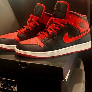 Nike Air Jordan 1 Mid (Bred Alternate)